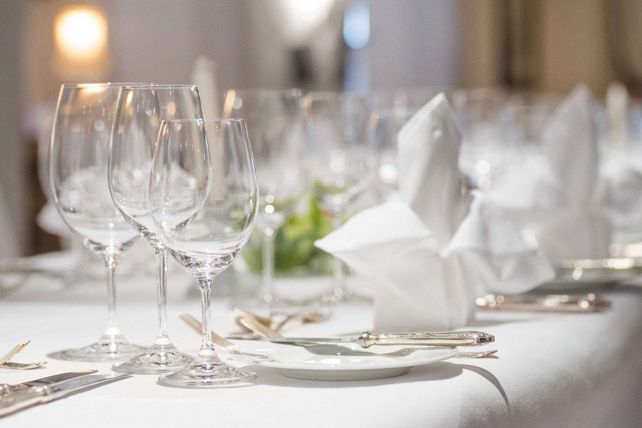 dinner table decoration on wedding