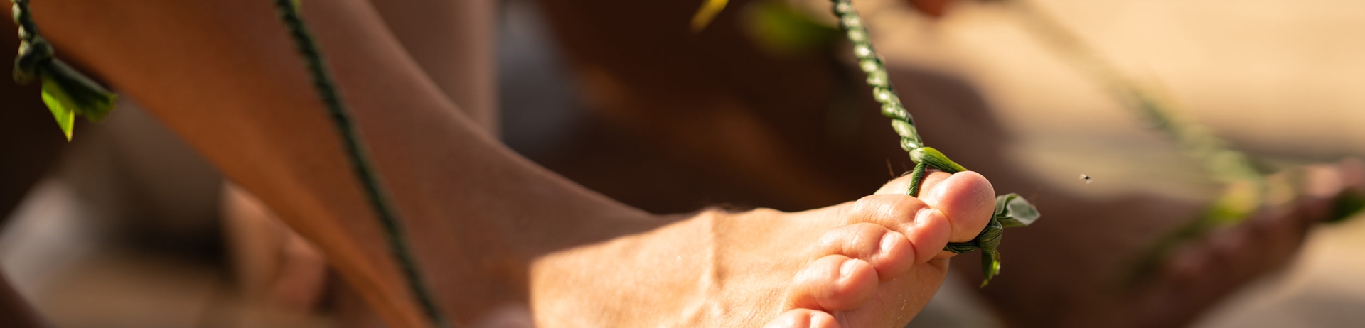 people learning how to make ti leaf lei